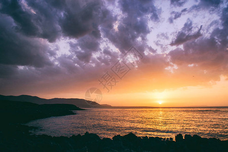 在克里特岛海岸的华丽日落图片