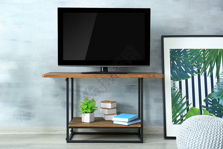 现代电视机在客厅内部的支架上图片