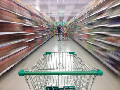 超市过道与空购物车超市商店抽象模糊图片