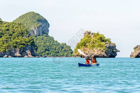 乘船游览岛屿周围的皮划艇图片