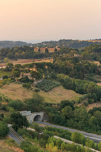 意大利山脚下的小村庄图片