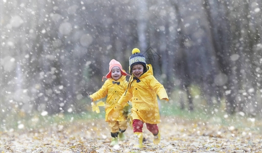 蹒跚学步的孩子们在秋天的公园里散步秋林初霜雪孩子们在公园背景图片