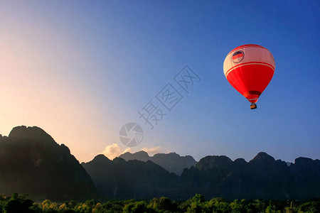 Vieng飞行的热气球中图片