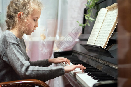 学习弹钢琴的小女孩图片
