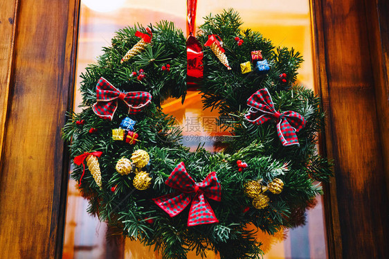 商店玻璃木门上的圣诞花环圣诞节或新年装饰寒假抽象背景欧洲捷克鲁姆洛夫圣诞市图片