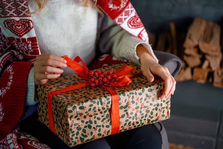 女手打开圣诞节或礼物盒图片