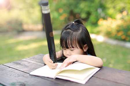 在花园教育理念中的表上写的小儿童女孩图片