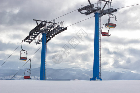 山上的滑雪缆车图片