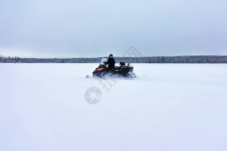 冬季芬兰拉普兰RovaniemiRovaniemi在冰冻湖上驾图片