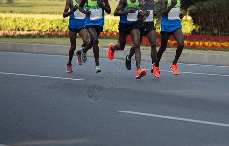 马拉松跑步者在城市公图片