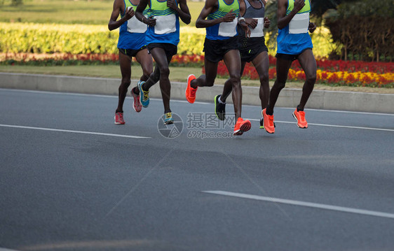 马拉松跑步者在城市公图片