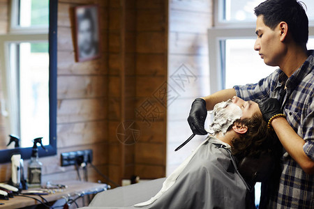 理发店客户用沙龙专业理发师剃胡子图片