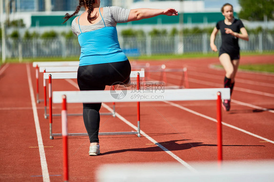体操场运动服和克服障碍时看到胖图片