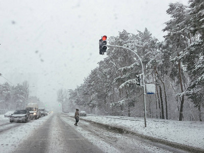 冬季暴风雪车流手机摄影图片
