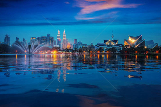 吉隆坡城市公园景观与双子塔背景和喷泉吉隆坡马来西亚图片