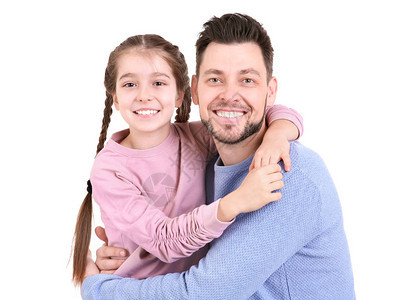 爸爸和他的女儿抱着白色的背景父亲节庆典图片