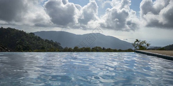 泰国苏拉特萨尼省KohSamui山底有背景图片