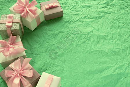 带有礼品盒的装饰喜庆背景纹绿色糖果背景平面图片
