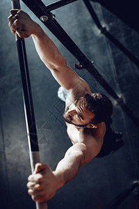 强壮的年轻肌肉男在健身房做拉背景图片