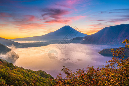 日本秋季富士山图片