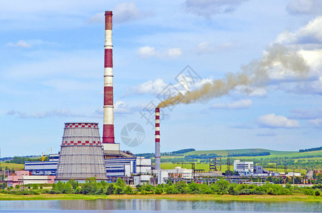 火电厂从湖边观看夏天俄罗斯西伯利亚图片
