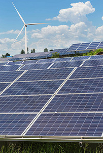 太阳能发电厂多晶硅太阳能电池或光伏排阵在蓝天上吸收阳光替代可再生能源图片