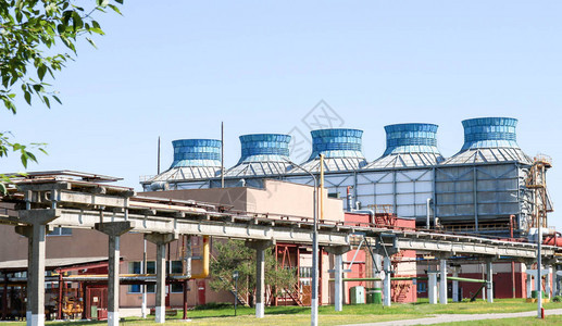 以电力设备冷却塔为的炼油厂石化化工厂用管道和电线的大型混凝土管道栈桥图片