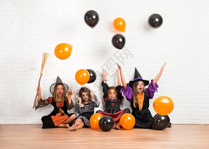 在万圣节假期玩气球的吸血鬼和的服装朋友组背景图片
