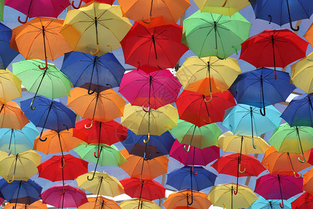 艺术节大量的遮阳伞着色在阿格葡萄牙天空背景