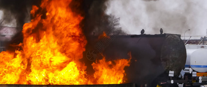 翁布雷爆炸火焰纵火案高清图片