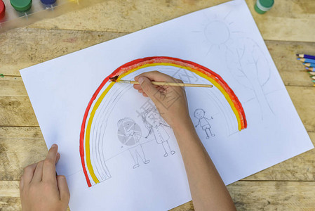 儿童手用刷子和油漆画绘图片