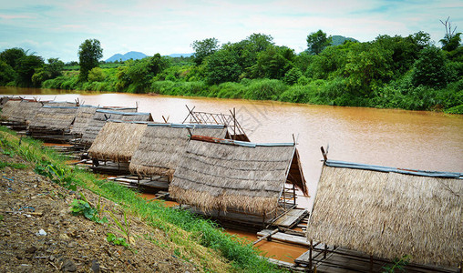 河山风景和竹屋木筏在节假日背景图片