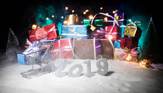或圣诞假期购物概念商店促销活动雪地上的手推车堆在背景的礼物盒您的文图片