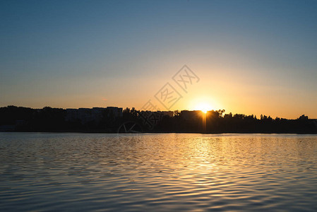 湖中日落的倒影设计背景图片