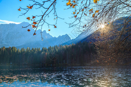 秋天多彩在湖边的图片