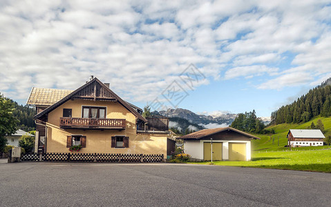 奥地利阿尔卑斯山的乡村阴天图片