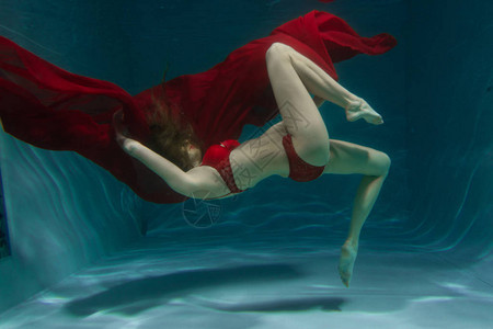 漂亮的高加索长发女人独自在深海中穿着红色感内背景图片