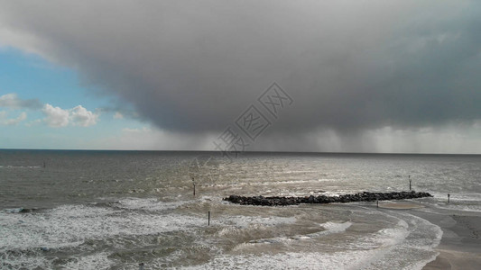 暴风雨接近海岸图片