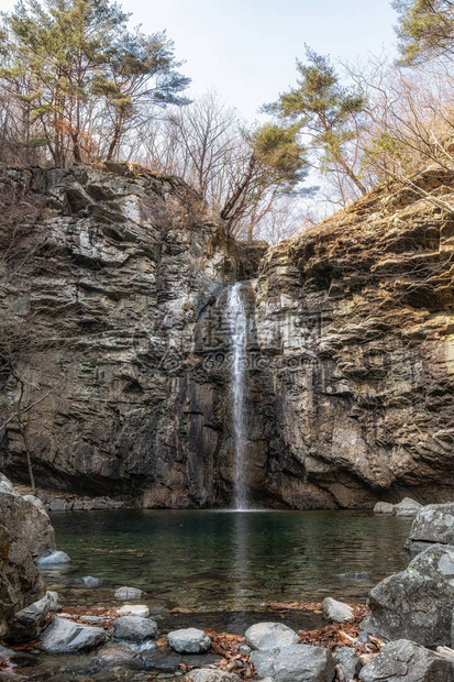 SinbulsanFalls娱乐森林Paraesopokpo水在冬季被淹没著名的瀑布位于韩图片
