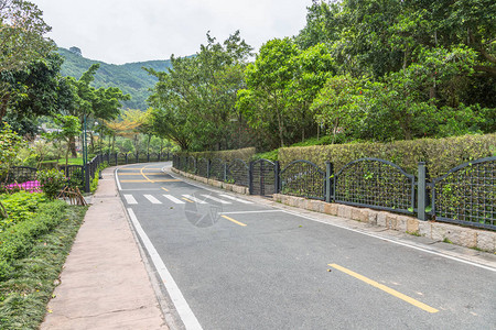 蜿蜒穿过山的道路图片