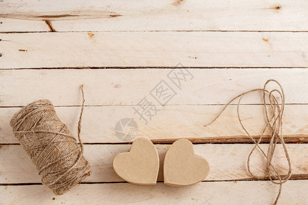 木制背景的手工纸板红心这个概念适合爱情故事和情人节您可以使用它来表背景图片