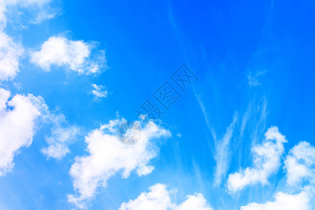 蓝色的天空云彩微图片