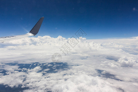 蓝天白云背景上的飞行计划背景图片