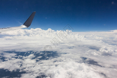 蓝天白云背景上的飞行计划背景图片