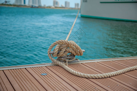 将游艇绳系在木制码头上绑图片