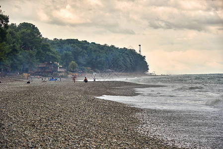 海上的暴风雨人们在海滩上行走在森林里图片