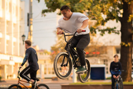 这家伙在BMX上表演特技跳伞图片