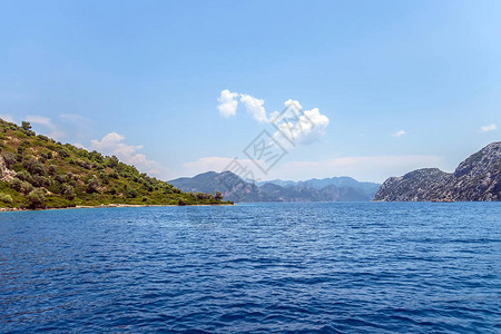 夏季风景令人惊叹的海湾沿海风景岩石绿岛图片