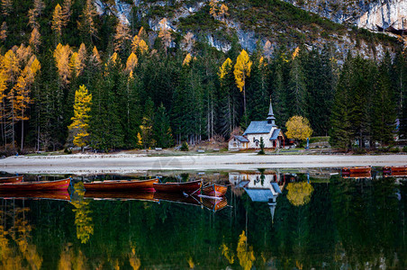 Dolomite山脉的lagodiBraies湖图片