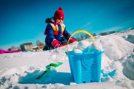 小女孩在冬天的大自然里打雪仗背景图片